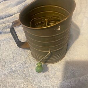 Vintage BROMWELL 5 CUP Sifter with Green WOODEN knob